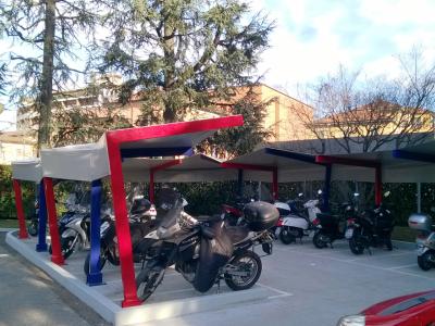 Cortile_parchegghi_campus_caniana:economia