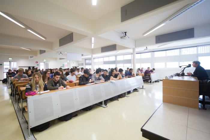 Aula_lezione_Caniana_economia